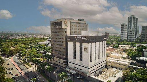 Vista aérea de hospital RHP em ambiente urbano, rodeado por áreas verdes e edifícios comerciais